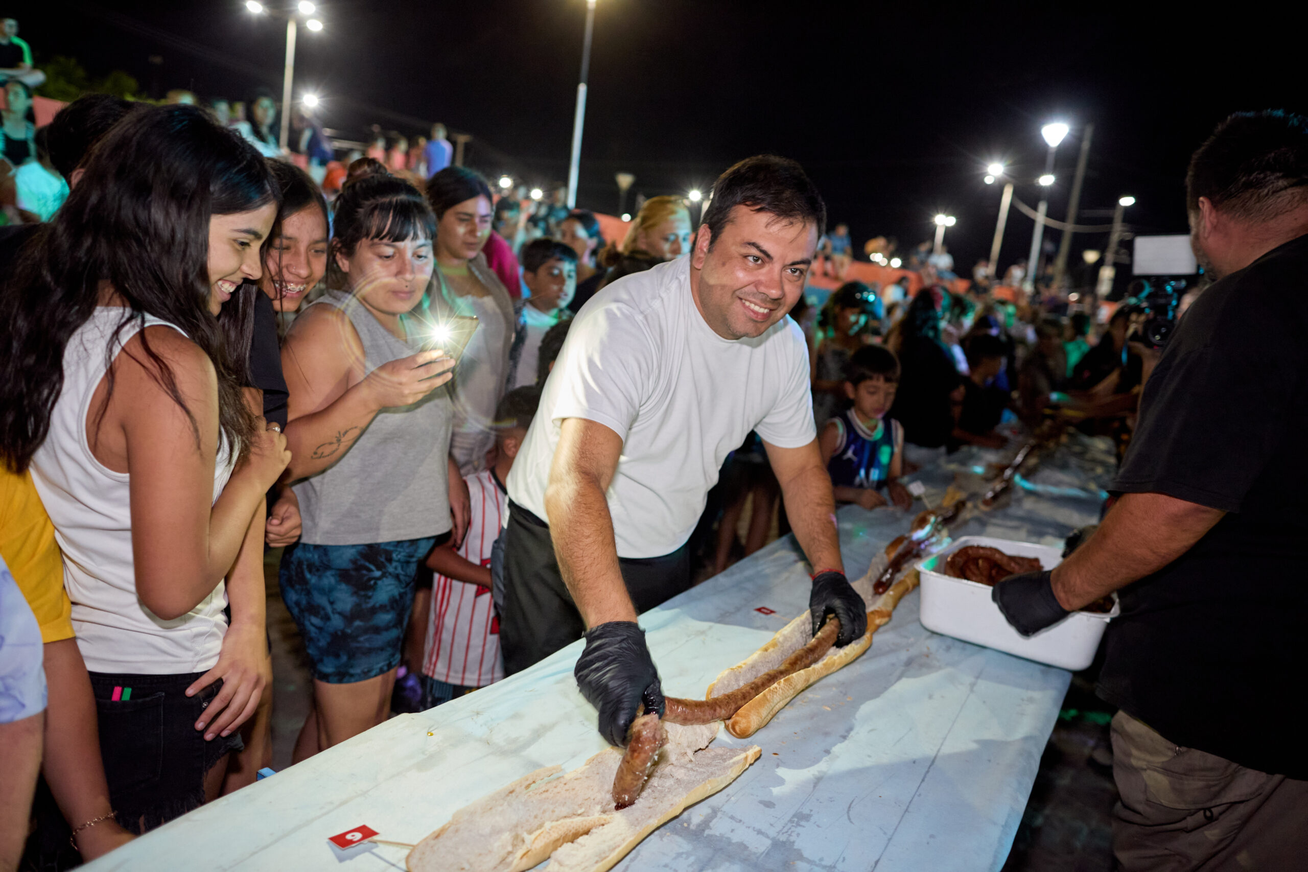 Las Heras dio inicio a la Fiesta de las Colectividades con el choripán más grande de Argentina
